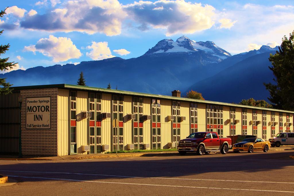 Grizz Hotel Revelstoke Exterior foto