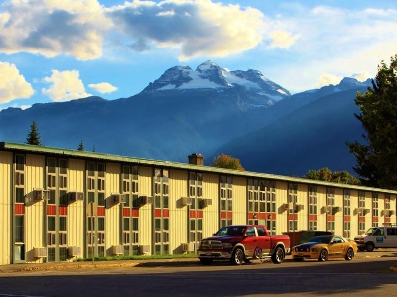 Grizz Hotel Revelstoke Exterior foto