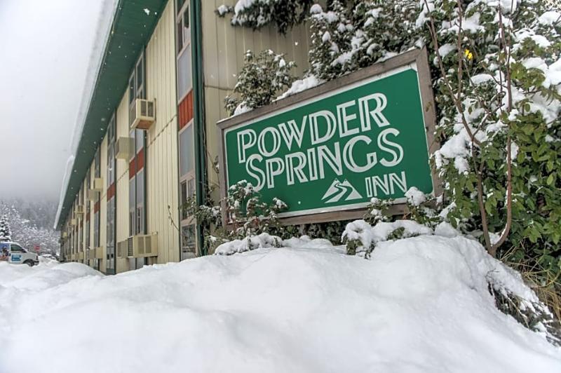 Grizz Hotel Revelstoke Exterior foto